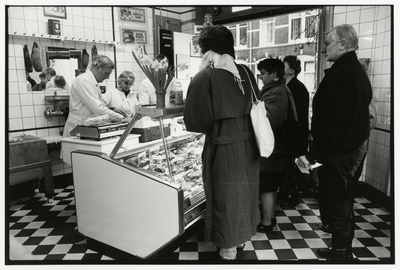 108027 Interieur van slagerij J.A.M. van Maarseveen (Hennepstraat 1) te Utrecht.